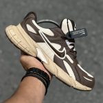 کفش اسپرت نایک ومرو 5 Nike Vomero 5 مردانه رنگ نسکافه‌ای | کتانی پیاده روی و روزمره | سایز ۴۱ تا ۴۴ - Image 2